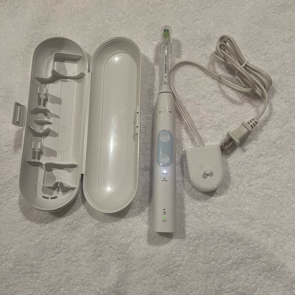 PHILIPS SONICARE CLEAN ELECTRIC TOOTHBRUSH WITH CASE AND CHARGER - NEW